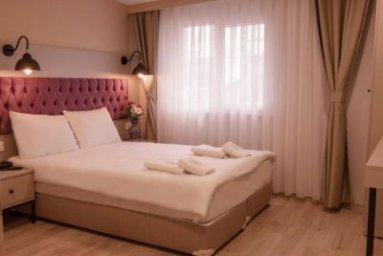 THE LOLA HOTEL